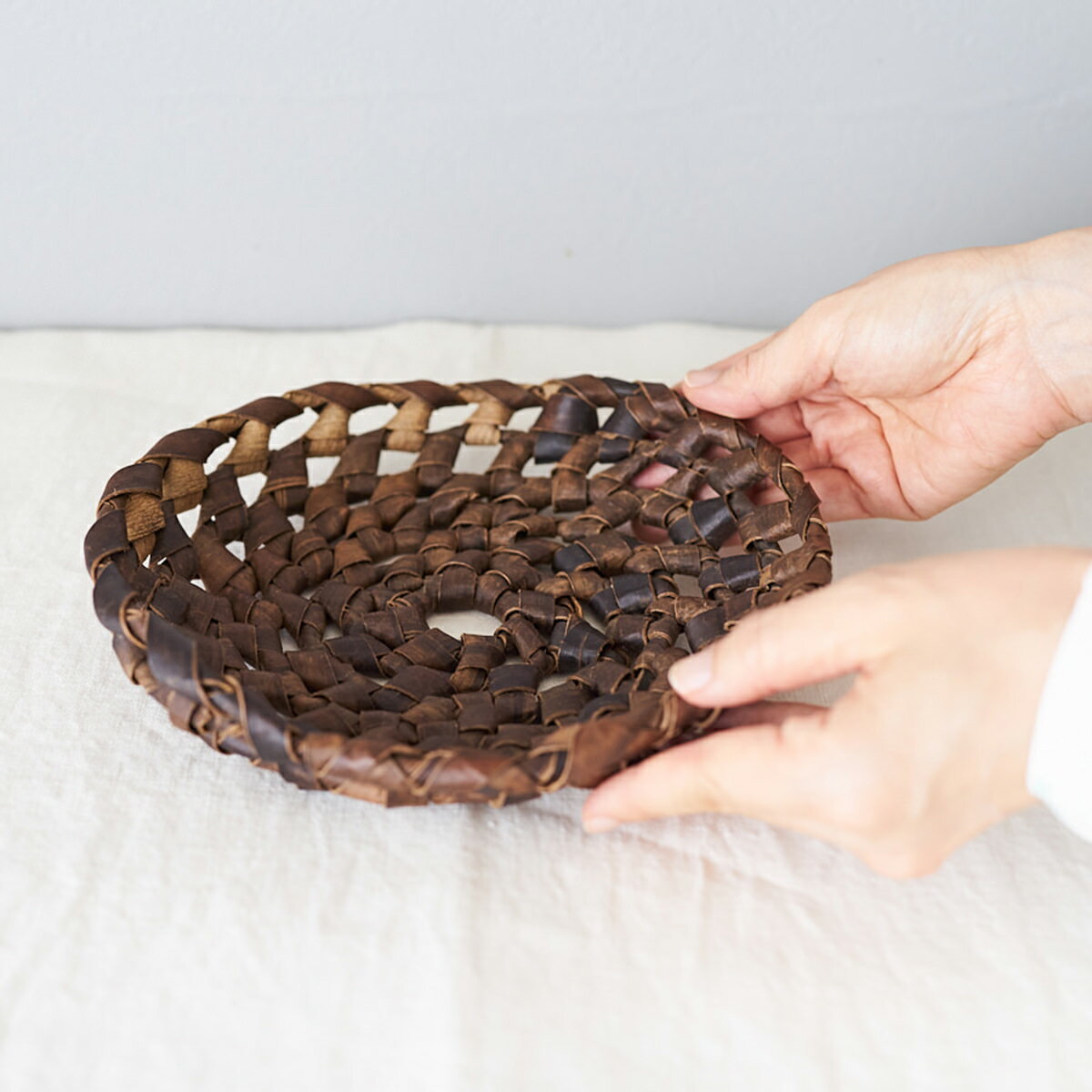 Rakuten - コイリングトレイ Fine くるみ 樹皮細工 果物かご お菓子トレイ 天然素材 手仕事 一点もの 山形県