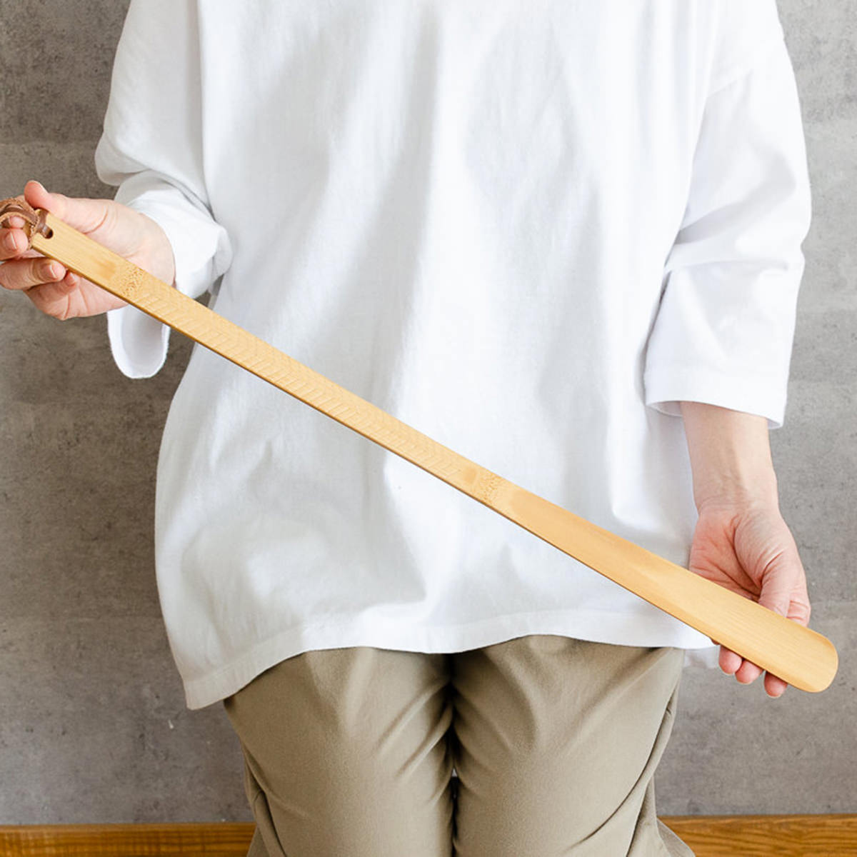 竹製 靴べら シューホーン 炭竹 孟宗竹 手彫り模様 天然素材 手仕事 持ちやすい厚み 革ひも付き 高知県 日本製