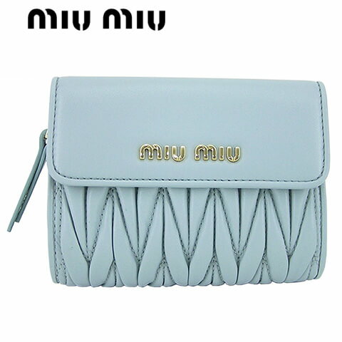 【2021-22秋冬新作】 ミュウミュウ/MIU MIU レディース 2つ折り財布/サイフ MATELASSE 5ML002 N88 (CIELO/F0012) miumiu/MATELASSE/マトラッセ/マテラッセ/ウォレット/折財布/ミニ財布/フラップ/かぶせ/小物