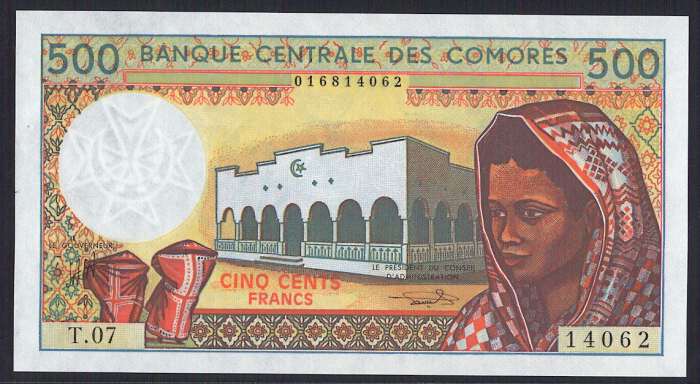【紙幣】コモロ 500 francs フードの女性と椰子の木の海辺 1994年