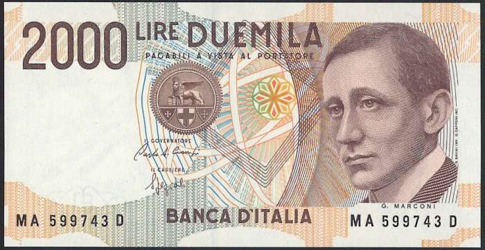 イタリア発行の 5000 Lira紙幣 です。 表面には、グリエルモ・マルコーニが描かれています。 グリエルモ・マルコーニ（Guglielmo Marconi、1874年4月25日ボローニャ - 1937年7月20日ローマ）は、イタリアの無線研究家、発明家です。無線電信の開発で知られていて、マルコーニ無線電信会社を創立しました。1909年には、無線通信の発展に貢献したとして、ブラウンとともにノーベル物理学賞を受賞し、1924年、侯爵に叙爵されました。 マルコーニはイタリアのボローニャの地主の家に生まれました。母はアイルランド人で Jameson Whiskey distillery の創業者のひ孫です。母の実家から研究費の援助受けていました。幼い頃から電波に興味を持っていたマルコーニはボローニャでアウグスト・リーギに師事し、その後フィレンツェの Istituto Cavallero、さらにリヴォルノへと移っていきました。学校にはほとんど通っていません。 彼の目標は電波を使った「無線電信」の実用的システムを完成させることでした。50年以上に渡って多くの人々が無線電信技術を実現しようと探究してきましたが、商業的成功に至った者は1人もいませんでした。1897年5月13日、マルコーニは世界初の海を越えての無線通信に成功しました。南ウェールズのラバーノック岬からブリストル海峡に浮かぶフラットホルム島までの約6kmで、受信設備はすぐさま海峡の南岸に突き出た岬にあるブリーンダウン要塞に移設され、距離は16kmに伸びました。その後も公開実験を繰り返し、マルコーニは国際的に注目されるようになっていきました。 1902年12月17日、北米側からの初の大西洋横断無線通信に成功。1903年1月18日、マサチューセッツ州サウス・ウェルフリート（ケープ・コッド）の無線局（1901年建設）にてセオドア・ルーズベルト大統領からイギリス国王エドワード7世へのメッセージを発信。これがアメリカ合衆国から発信した初の大西洋横断無線通信となったのです。 1914年、マルコーニは元老院議員となり、第一次世界大戦ではマルコーニはイタリア軍の無線通信部門の責任者となりました。最終的にイタリア陸軍では中尉、海軍では司令官となり、1924年、国王ヴィットーリオ・エマヌエーレ3世により侯爵に叙爵されました。 1923年、ファシスト党に参加。1930年、ベニート・ムッソリーニの命でイタリア王立アカデミー会長およびファシズム大評議会の一員となりました。そして1937年、ローマで心筋梗塞により死去。イタリアで国葬が執り行われました。遺体はエミリア＝ロマーニャ州のサッソ・マルコーニに埋葬されています ・発行国：イタリア ・発行年：1990-1992年 ・サイズ：縦 60mm × 横 119mm ・商品状態：【UNC】未使用または新品（世界基準での未使用状態）です