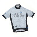 新鮮な驚きと遊び心が詰まった7ITA Ghost Cafe Jersey新登場の3匹のオバケたち！とカフェのデザインが、7ITAらしい異色の組み合わせを作り出しています。Booは「バー！」という意味を持ち、サイドの文字にはEspressoとChai Latteというカフェの雰囲気が漂います。このJerseyはレディースモデルも展開されており、お揃いで着用することも可能です。レギュラーフィットで日本のサイズ感に近いので、着心地も抜群です。フルジッパー付きで着脱もスムーズ。背中には3つのバックポケットがついているので、長距離ライドやトレーニング時にも便利です。おしゃれで遊び心のあるデザインで、周りと差をつけたい方にもおすすめです。ポタリングから本格的サイクリングまで、幅広い用途で活躍する一着です。商品のカラー・サイズについて商品のカラーはディスプレイの種類等により、実物と異なって見える場合がございます。掲載商品の仕様、ロゴ等のデザインは改良のため、変更される場合がございます。また、メーカーが発表していない寸法や個人的なフィット感についてはお答えいたしかねます。あらかじめご了承ください。沖縄県への送料について 沖縄県への発送に送料無料は適用されません。購入金額に関わらず1,650円（税込）が通常送料に別途加算されます。