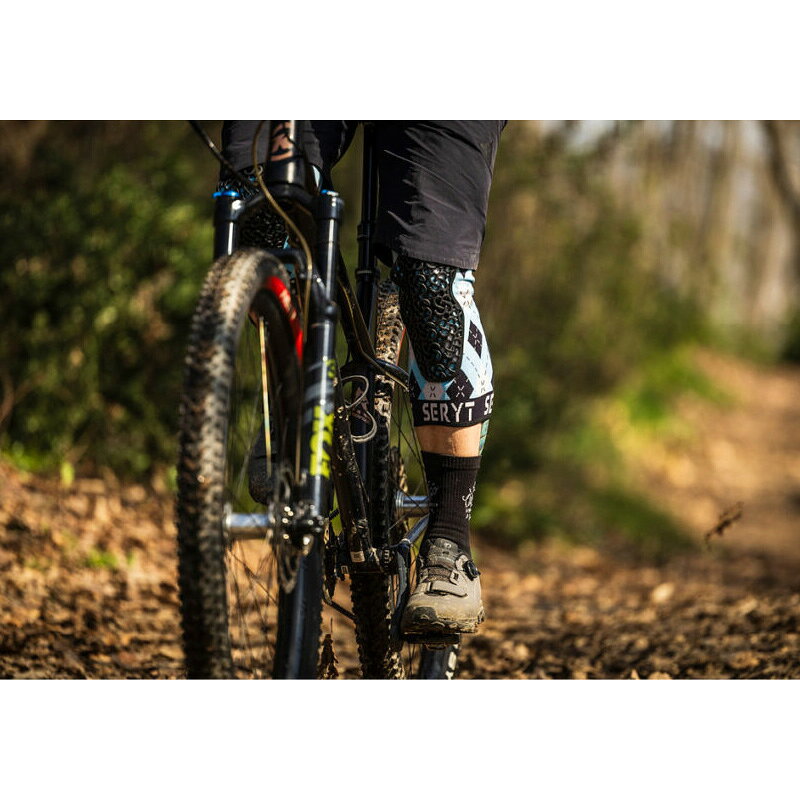 ワールドサイクル ウェアハウスのSERYT(セリット) FLOW KNEE PROTECTION アルプスレッド｜アングル3