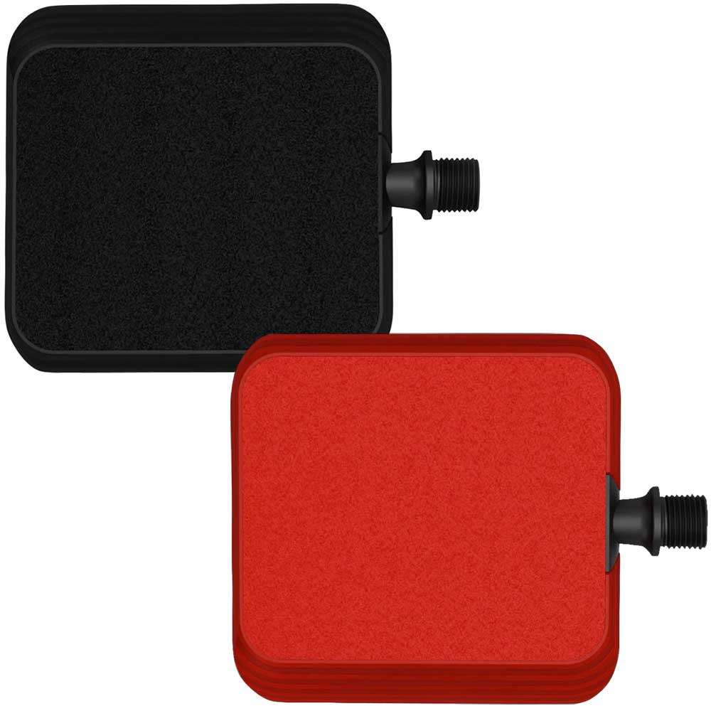 BMXから発想を得た全く新しいフラットペダル 愛車に大胆なアクセントを加える MOTO COLOUR PEDALCOLOUR PEDALは、あなたのバイクに大胆なアクセントを加えます。自転車のフレームや種類は限られていますが、このペダルを使用することでよりあなたの個性とスタイルを際立たせることができます。丈夫で硬いアクスルを中心に、衝撃に強い強化コンポジットプラットフォームのシェルを組み合わせているため力強いペダリングが可能です。70.2平方cmのフラットな表面には、ピグメントグリップテープが貼られ、あらゆる靴や天候に対応するトラクションを実現しています。このシステムには、頑丈な木製フレームが使用されており、他の表面と同じように塗装された後、高級な木製ボートと同じ方法でウェザーシールが施されてるため雨などによる心配も不要です。アーバンサイクリングに新しいスタイルをもたらす、高性能なフラットペダルです。衝撃に強いGFKコンポジット製ペダル・プラットフォーム・シェル耐候性のある粗いグリットテープにより、日常のあらゆるフットウェアでのトラクションを最適化密閉された木製フレームで、安定性とスタイルを強化付属の3mmアーレンキーでペダルを分解可能。アクスルの長さを調節できます。グリッドテープ（ペダル表面のテープ）は温めることで再貼り付け可能。ペダルサイズ: 76.25mm x 92mmペダル厚さ: 15mmパッケージ内容: ペダル本体x2、3mmアーレンキーx1重量: 376g（左右ペア）ペダルの付け外しには、8mmのアーレンキーが必要です。※ボールベアリングではなく、すべり軸受けを採用しておりますので、回転精度をアピールしたペダルとは全く異なります。こまめな注油と調整を行ってください。商品のカラー・サイズについて商品のカラーはディスプレイの種類等により、実物と異なって見える場合がございます。掲載商品の仕様、ロゴ等のデザインは改良のため、変更される場合がございます。また、メーカーが発表していない寸法や個人的なフィット感についてはお答えいたしかねます。あらかじめご了承ください。沖縄県への送料について 沖縄県への発送に送料無料は適用されません。購入金額に関わらず1,650円（税込）が通常送料に別途加算されます。