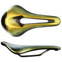 Shortfit 2.0 Racing Iridescent Goldカラー：イリディセントゴールドサイズ：WIDE L3 - W155×L255mm重量：215グラムカバー：マイクロフィールパッディング：ビオフォームシェル：カーボンファイバー補強レール：エクシーライトφ7mm商品のカラー・サイズについて商品のカラーはディスプレイの種類等により、実物と異なって見える場合がございます。掲載商品の仕様、ロゴ等のデザインは改良のため、変更される場合がございます。また、メーカーが発表していない寸法や個人的なフィット感についてはお答えいたしかねます。あらかじめご了承ください。沖縄県への送料について 沖縄県への発送に送料無料は適用されません。購入金額に関わらず1,650円（税込）が通常送料に別途加算されます。