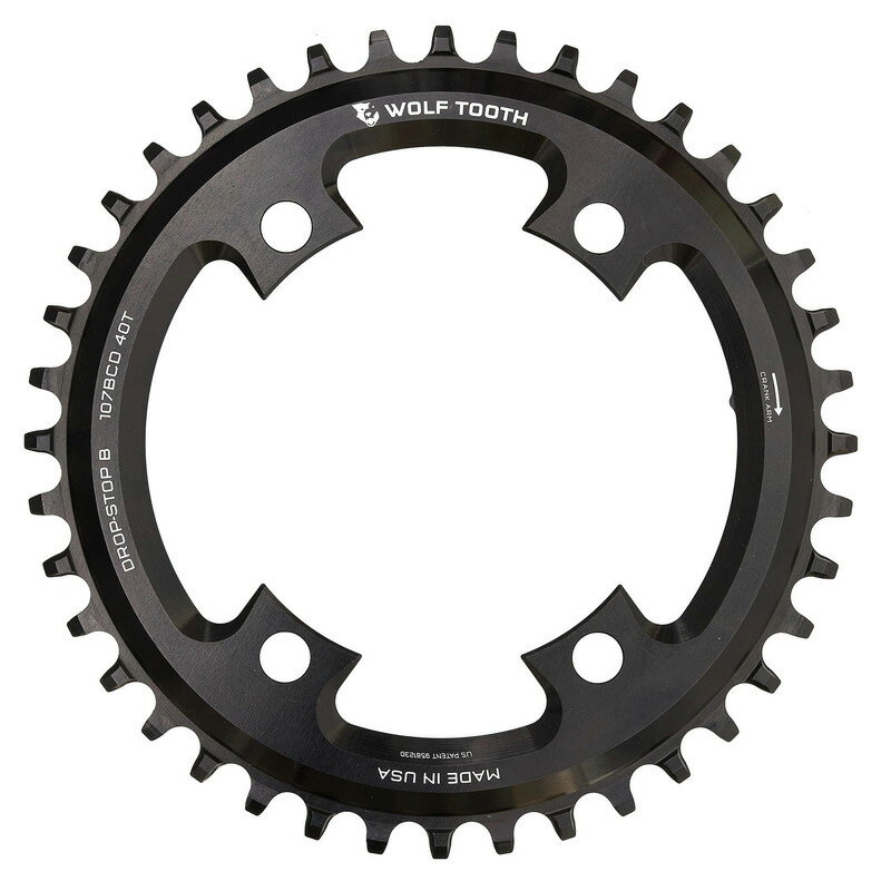 SRAM107BCDスパイダー用ワイド/ナロー。Wolf Toothの特許取得済みチェーンリング。ドロップバーバイク用に最適化されています。歯のワイド側がドライブ側で最大の接触を持ち、負荷を分散してチェーンリングの寿命を延ばします。狭い側は泥や破片のクリアランスを可能にし、摩擦を減らします。幅の広い/狭い歯のパターンを交互に使用することで、チェーンの脱落を防ぎます。対応チェーン：9-10-11spd、または12spdのSRAM Eagle、SRAM Flattop、Campagnolo、KMC、Connex、またはWippermannチェーン Drop-Stop B重量：72g材質：7075-T6 aluminum互換性：SRAM 107BCDスパイダー(以下互換性なしPM-RED-D1/PM-RED-1-D1/FC-RED-D1/FC-FRC-1W-D1/FC-FRC-W-D1/PM-RIV-W-D1/PM-RIV-1W-D1/FC-RIV-W-D1/FC-RIV-1W-D1/PM-RIV-D1/FC-RIV-D1)商品のカラー・サイズについて商品のカラーはディスプレイの種類等により、実物と異なって見える場合がございます。掲載商品の仕様、ロゴ等のデザインは改良のため、変更される場合がございます。また、メーカーが発表していない寸法や個人的なフィット感についてはお答えいたしかねます。あらかじめご了承ください。沖縄県への送料について 沖縄県への発送に送料無料は適用されません。購入金額に関わらず1,650円（税込）が通常送料に別途加算されます。