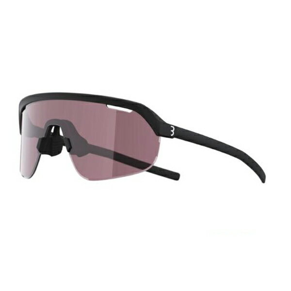 鮮明な視界と快適性を融合した、FLUXレンズ採用の最新パフォーマンスサングラス赤・緑・青以外の光線をフィルターするFLUXレンズにより、サイクリングに最適な視界を実現。明確な色彩をもたらし、視界の鮮明さを向上。細部のディテールをより鮮明に映し出す適切なコントラスト。眼の疲労を抑える快適性と、曇り防止・防滴コーティング。紫外線を99％以上カットし、目をしっかり保護。レンズは面取りされたエッジデザインファッショナブルな流線型デザインでオンロードからグラベルまで幅広いライディングに対応。調整可能なノーズピースとホールド力抜群なテンプルにより顔形状に合わせた最適な装着感。【仕様：FLUX マットブラック】付属品：専用ケース、交換用レンズ（クリア）、マイクロファイバーポーチ適合：ロードレース、グラベル、エンデュランスなど幅広いサイクリングスタイル商品のカラー・サイズについて商品のカラーはディスプレイの種類等により、実物と異なって見える場合がございます。掲載商品の仕様、ロゴ等のデザインは改良のため、変更される場合がございます。また、メーカーが発表していない寸法や個人的なフィット感についてはお答えいたしかねます。あらかじめご了承ください。沖縄県への送料について 沖縄県への発送に送料無料は適用されません。購入金額に関わらず1,650円（税込）が通常送料に別途加算されます。