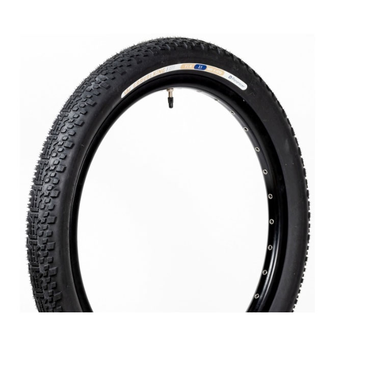 Panaracer GRAVELKING X1 202年以上にわたる開発と実地テストから誕生した、まったく新しいトレッドパターン採用の「GRAVELKING X1」に、待望の20インチモデルが登場。センター部の低転がり抵抗設計と、サイドノブの高グリップ構造により、舗装路からグラベルまで幅広く対応。小径車特有の加速性・反応性を活かしつつ、荒れた路面でも安定した走行性能を発揮します。普段使いからツーリング、里山ライドまで、小径車の走行シーンを大きく広げる新スタンダードタイヤです。【仕様】サイズ：20×2.1（ETRTO：54-406）重量：490g推奨内圧：MAX 350kPaタイプ：クリンチャーカラー：ブラック品番：F2021-GKX1-B2TLC（チューブレスコンバーチブル）いわゆるチューブレスレディタイプですので、チューブレスとしてお使い頂く際は必ず別売りのシーラント剤を使用して下さい。商品のカラー・サイズについて商品のカラーはディスプレイの種類等により、実物と異なって見える場合がございます。掲載商品の仕様、ロゴ等のデザインは改良のため、変更される場合がございます。また、メーカーが発表していない寸法や個人的なフィット感についてはお答えいたしかねます。あらかじめご了承ください。沖縄県への送料について 沖縄県への発送に送料無料は適用されません。購入金額に関わらず1,650円（税込）が通常送料に別途加算されます。