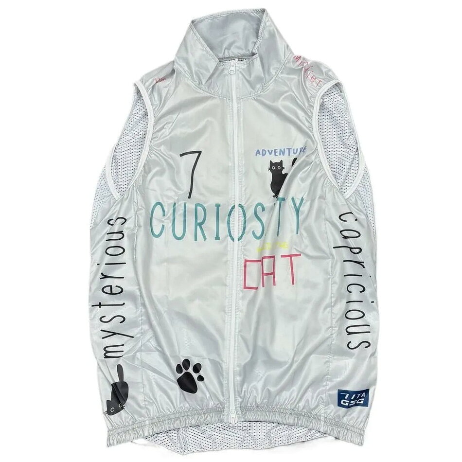 この春夏の7ITAを象徴するAdventure（冒険）とCuriosity（好奇心）をテーマとしたポップでカラフルなデザインが特徴です。Curiosity killed the Catとは「好奇心がネコを殺す」＝”深入りしてはダメよ”という格言です。が、それでもみなさまが自転車に乗って冒険に出かけられる事を強く信じてデザインしました。サイドの文字はCapricious（きまぐれ）とMysterious(ミステリアス）肩はHumour（ユーモア）とMischief（いたずら）で、いずれもネコの不思議さを象徴するコトバです。背中部分に手をくぐらせる用の穴アクセスホールが3つ開いており、ジレを脱ぐことなくジャージなどに入れた荷物にアクセスできます。薄手で軽量なので、ジャージのポケットやサドルバッグに収納しておけるのも魅力。アフターライドの体温調整アイテムとしても最適です。おしゃれで機能的なデザインで、さまざまなシーンで活躍します。フロントフルオープンジッパーレギュラーフィット仕様（サイズ感は日本製品のサイズとほぼ同じ）セブンイタリア メンズ サイズ表(cm)XSSMLXL2XL身長160-165165-175170-180175-185180-190185-195チェスト80-8586-9292-9696-100100-105105-110ウエスト70-7875-8078-8582-8885-10090-105股下65-7070-7575-8078-8582-8785-90商品のカラー・サイズについて商品のカラーはディスプレイの種類等により、実物と異なって見える場合がございます。掲載商品の仕様、ロゴ等のデザインは改良のため、変更される場合がございます。また、メーカーが発表していない寸法や個人的なフィット感についてはお答えいたしかねます。あらかじめご了承ください。沖縄県への送料について 沖縄県への発送に送料無料は適用されません。購入金額に関わらず1,650円（税込）が通常送料に別途加算されます。