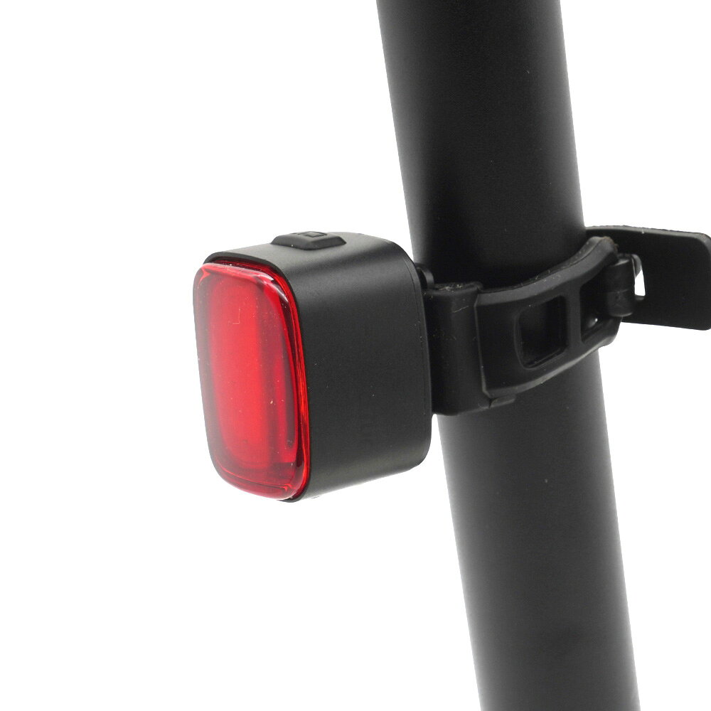 ブレーキセンサー/USB-C/高輝度70ルーメンのリアライト最大70ルーメン（赤色）で後方からの高い視認性を確保ブレーキセンサーが自転車の減速を検知し発光本体についたクリップで様々な場所に装着が可能最大ルーメン：70ルーメンLEDタイプ：24PCS COB LEDチップバッテリー：400mAh リチウムポリマー充電ポート：USB Type-C充電時間：3時間防水性能：IP65素材：アルミニウムボディ/ナイロンブラケット付属品：本体/ブラケット（シートポスト〔φ22-35mm〕/サドルレール〔ラウンド オーバル両対応〕）/ USBケーブル/日本語取扱説明書参考サイズ＜外寸＞：L38.5× W29×H30（ブラケットを除く）mm参考重量：35g（シートポストブラケット込）モードメモリ：消灯した際のモードを記憶/次回点灯時にそのモードから再開セーフモード：バッテリーが少なくなると自動的に残り42分のセーフモード（10ルーメンダブルフラッシュ）へ移行ブレーキランプ：どのモードからでも自動的に減速を検知し発光（70ルーメン）後に元のモードに戻るチャージ＆ライト：モバイルバッテリー等で給電しながらすべての機能を使用可能＜点灯モード/点灯時間/ルーメン＞100％点灯/1時間45分/50ルーメン50％点灯/3時間30分/25ルーメン25％点灯/7時間/12.5ルーメン100％点滅/4時間30分/50ルーメン50％点滅/4時間30分/25ルーメンダブルフラッシュ/4.5時間 /10ルーメンブリーズ/4.5時間/25ルーメン（※点灯時間にセーフモードの時間は含まれません）商品のカラー・サイズについて商品のカラーはディスプレイの種類等により、実物と異なって見える場合がございます。掲載商品の仕様、ロゴ等のデザインは改良のため、変更される場合がございます。また、メーカーが発表していない寸法や個人的なフィット感についてはお答えいたしかねます。あらかじめご了承ください。沖縄県への送料について 沖縄県への発送に送料無料は適用されません。購入金額に関わらず1,650円（税込）が通常送料に別途加算されます。