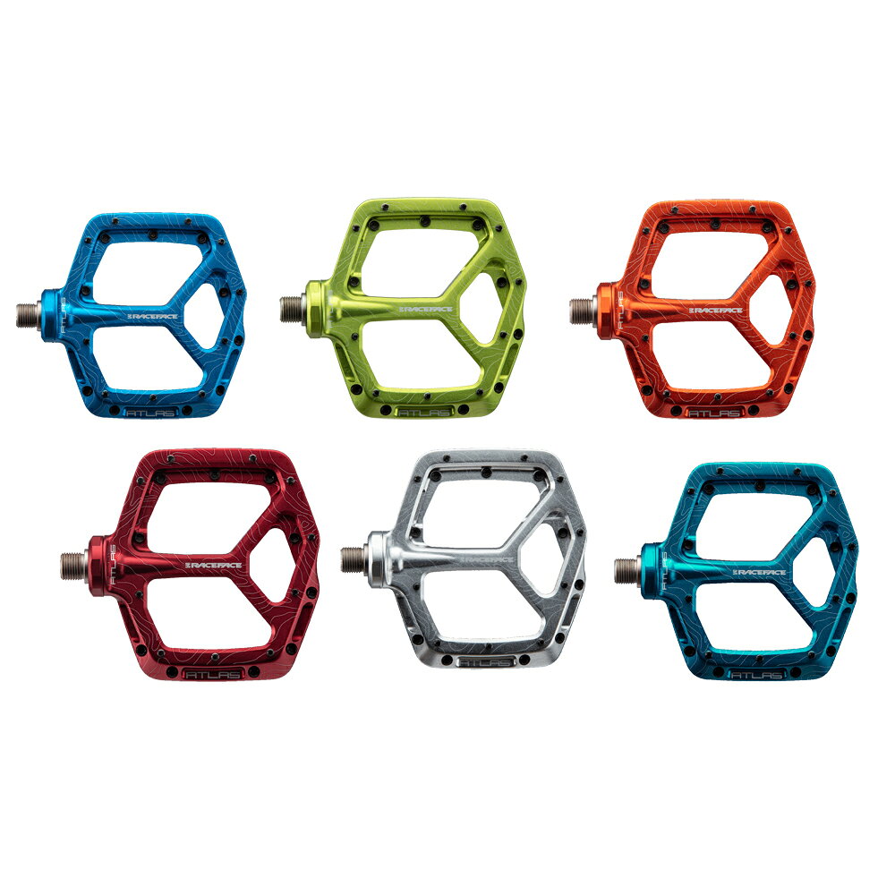 RaceFace Atlas Pedal｜ワイド＆薄型の高耐久アルミフラットペダル従来モデルより「ワイド」「薄型」「高耐久」へと進化した最新Atlasペダル。110×108mmの大型プラットフォームが、テクニカルなトレイルでも抜群の安定感を提供。片側10本、合計20本の調整式ボトムローディングピンが強力なグリップを発揮。6061アルミボディとクロモリアクスルを採用し、軽量ながら高い耐久性を実現。12mmの薄型プロファイルにより、足裏の安定感とバイクコントロール性が向上。アルマイトカラー展開で、バイクのコーディネートが楽しめます。ユーザー自身で整備しやすいDIYサービス性を備え、特別な工具は不要。■ こんな人におすすめ ■トレイル・オールマウンテン・エンデューロで安定した踏み面を求めるライダー耐久性の高いアルミペダルを探している方強力なグリップと調整可能なピンを重視する方e-MTBでも安心して使える高強度ペダルを求める方バイクのカラーに合わせてパーツをコーディネートしたい方【仕様】ボディ素材：6061 アルミニウムアクスル素材：クロモリスチールプラットフォームサイズ：110 × 108 mmプラットフォーム高さ：12 mmピン数：20本（片側10本、調整式）重量：386g（ペア）eMTB対応：フルパワーeバイクの負荷にも耐える設計商品のカラー・サイズについて商品のカラーはディスプレイの種類等により、実物と異なって見える場合がございます。掲載商品の仕様、ロゴ等のデザインは改良のため、変更される場合がございます。また、メーカーが発表していない寸法や個人的なフィット感についてはお答えいたしかねます。あらかじめご了承ください。沖縄県への送料について 沖縄県への発送に送料無料は適用されません。購入金額に関わらず1,650円（税込）が通常送料に別途加算されます。