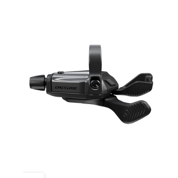 SHIMANO DEORE シフター SL-M6210-R｜12スピード対応 ラピッドファイヤープラス（クランプバンド）エルゴノミクスに基づく新しいレバーデザインを採用し、ショートストロークと確かなクリック感で自然な変速操作を実現します。パドルの接触面を拡大し、親指での操作性を向上させています。すっきりとしたケーブルルーティングにより、ハンドル周りをシンプルにまとめられます。シングルシフト機能により、高トルクを発揮するE-BIKE特有のカセットスプロケットへの摩耗や損傷を低減します。2ウェイリリースに対応し、押す・引くどちらの操作でも素早くリリースシフトが可能です。従来モデルの12スピードドライブトレインと互換性があり、アップグレードにも適しています。■ こんな人におすすめ ■クランプバンドで自由度の高いポジション調整をしたい方軽い操作感と確実なクリック感のシフターを求める方E-BIKEでカセットの摩耗を抑えたい方12スピード化をスムーズに行いたい方光学式ギアディスプレイなしのシンプルな構成を好む方【仕様】モデル：SL-M6210-R（ラピッドファイヤープラス）クランプタイプ：クランプバンドタイプ：右リアスピード：12スピードオプティカル・ギアディスプレイ：なしインナーケーブル長：2050 mm商品のカラー・サイズについて商品のカラーはディスプレイの種類等により、実物と異なって見える場合がございます。掲載商品の仕様、ロゴ等のデザインは改良のため、変更される場合がございます。また、メーカーが発表していない寸法や個人的なフィット感についてはお答えいたしかねます。あらかじめご了承ください。沖縄県への送料について 沖縄県への発送に送料無料は適用されません。購入金額に関わらず1,650円（税込）が通常送料に別途加算されます。