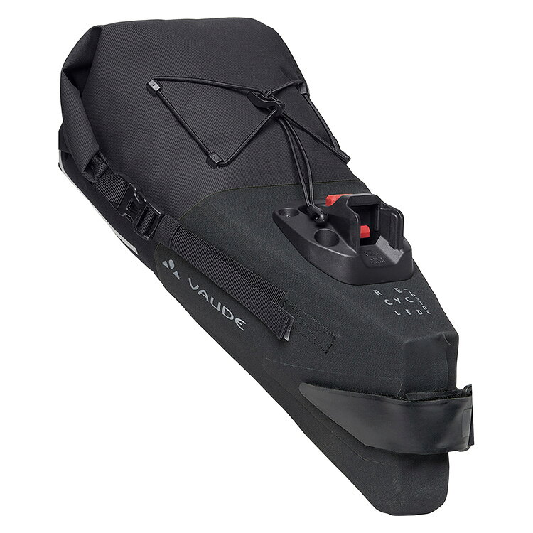 KLICKfixアタッチメント対応のサドルバッグTrailSaddle Mは週末のバイクパッキングや日常のアドベンチャーライドに最適な、防水仕様のサドルバッグです。容量6Lという扱いやすいサイズながら、ロールクロージャーを採用しているため荷物の量に合わせて柔軟に調整でき、さらにエアバルブでバッグ内の空気を抜けばしっかり圧縮してコンパクトに持ち運べます。底部には強度の高い素材を使用し、上部には柔らかい素材を組み合わせることで、パッキングのしやすさと安定性を両立させています。サドル下には KLICKfix Contour Saddle Adapter を装備し、ワンタッチで素早く着脱できるのも嬉しいポイント。さらに、幅広のベルクロストラップがシートポストをしっかり支え、荒れた路面でも揺れを抑えて安定感をキープ。上部のコードスパイダーには、レインジャケットやウィンドブレーカーを素早く挟んで持ち運ぶことができ、変わりやすい山の天候にも柔軟に対応します。Trailfront Compactと組み合わせれば、ラックなしでも週末旅の荷物をバイクにしっかり搭載でき、自由度の高いバイクパッキングを楽しめます。主要素材にはリサイクルポリアミドを採用し、環境配慮型の「Green Shape」「Green Button」認証を取得。機能性とサステナビリティを両立した、まさに現代のライダーに寄り添うギアです。バイクパッキングやブルベに最適ロールクロージャー＆高周波溶着構造による完全防水仕様Rixen&amp;Kaul製Contourサドルアダプター付属KLICKfixアタッチメント付属ギアを括り付けるためのエラスティックコード（ギアネット）空気抜きに便利なエアバルブセーフティライトアタッチメント反射素材で夜間の視認性を向上※カーボン製レールのサドルには使用しないでください【KLICKfix サドルアダプター】このアダプターがあれば、サドルへバッグを取り付けることがとても簡単になります。バッグと後輪の間に広いスペースが確保されるので、29インチMTBやフルサス車、小さめフレームのバイク、ドロッパーポストのバイクにも向いています。主にサドルに固定するため、カーボンシートポストでもご使用いただけます。角度調整もでき、バッグを後輪にきれいに合わせてセットできます。最大積載量は2kg、ベルクロストラップを使うと4kgまで対応します。サイズ：17×56×24cm容量：6L重量：520g最大積載重量：4kg商品のカラー・サイズについて商品のカラーはディスプレイの種類等により、実物と異なって見える場合がございます。掲載商品の仕様、ロゴ等のデザインは改良のため、変更される場合がございます。また、メーカーが発表していない寸法や個人的なフィット感についてはお答えいたしかねます。あらかじめご了承ください。沖縄県への送料について 沖縄県への発送に送料無料は適用されません。購入金額に関わらず1,650円（税込）が通常送料に別途加算されます。