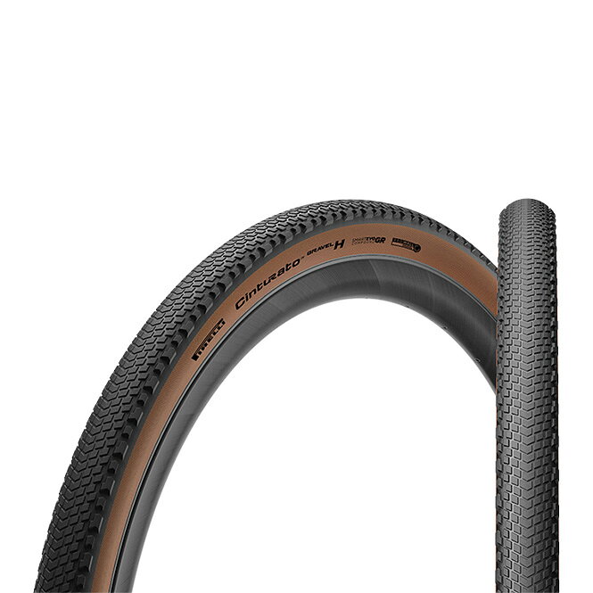 Cinturato Gravel Hは、硬く締まった路面向けに設計されたグラベル用タイヤです。HP-line(High Performance line)：イタリア国内での製造に加え、モータースポーツで培った素材に関するノウハウを直接注入しています。その名の通り、最新のコンパウンド技術とケーシング構造を導入し、妥協することなく最高レベルのスピード、コントロール性、信頼性を求めるライダーのために開発された製品ラインです。Cinturato Gravel Hは、硬く締まった路面向けに設計されたグラベル用タイヤです。トレッドは背が低く、溝が密集したパターンを採用しており、広い接地面積を確保。アスファルトを含むあらゆる硬い路面で、正確なハンドリングを実現します。このトレッドデザインにより、ドライ・ウェットを問わずあらゆる気象条件で優れた性能を発揮すると同時に、高い耐パンク性能も備えています。主にスピードが出やすい平坦なグラベルロードや、アスファルト区間の長いロングライドを想定して設計されています。グラベルバイクやオールロードバイクで、最大限の軽快さと効率性を求めるライダーにとって最適な選択肢となるでしょう。PRO WALL GRAVEL：120tpiのマルチプライで補強された頑丈なチューブレスケーシング。横方向のカットを防ぐためにサイドウォールの補強を追加。パンク防止性能を高めながらしなやかなライドフィールを提供する。グラベル専用設計。SmartEVO GR：低い転がり抵抗と、ドライ・ウェットの両路面における高い化学的グリップ力を実現しました。これにより、未舗装路やダート、アスファルトといったあらゆる種類の締まった路面で、優れた効率性とコントロール性能を発揮します。最高レベルの性能を追求するライダーのために開発されたこのコンパウンドには、イタリア製の最新技術が結集されており、スピード、グリップ力、そして汎用性の理想的な組み合わせを提供します。重量：500gタイヤタイプ：TUBELESS READYケーシング：120tpiコンパウンド：SmartEVO GRストラクチャー：ProWALL Gravel商品のカラー・サイズについて商品のカラーはディスプレイの種類等により、実物と異なって見える場合がございます。掲載商品の仕様、ロゴ等のデザインは改良のため、変更される場合がございます。また、メーカーが発表していない寸法や個人的なフィット感についてはお答えいたしかねます。あらかじめご了承ください。沖縄県への送料について 沖縄県への発送に送料無料は適用されません。購入金額に関わらず1,650円（税込）が通常送料に別途加算されます。