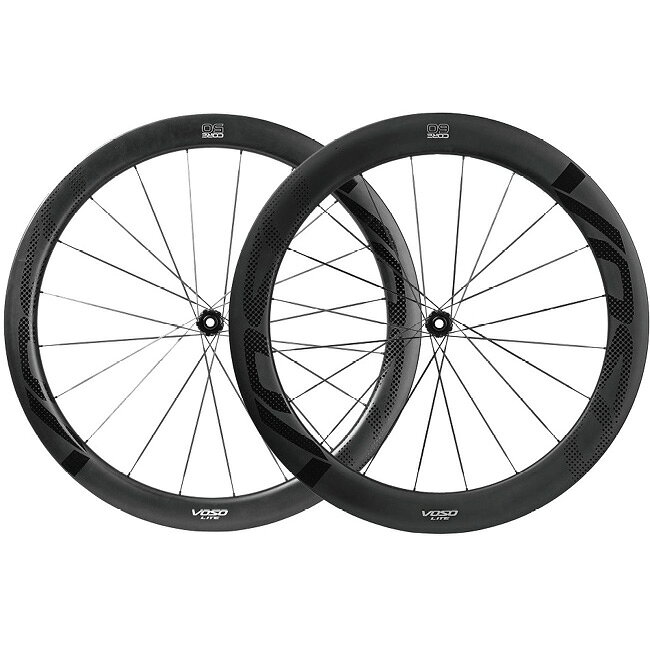 VOSO COREディスクブレーキ：センターロックコア50/60 リム外幅：前28mm・後30ミリ、リム内幅：前21mm・後24mmハブベアリング：スチール前輪スポークパターン：20H、1:1、ディスク側×2、反ディスク側×2後輪スポークパターン：20H、1:1、ドライブ側×2、ディスク側×2フレーム側スペック：100/142ミリ スルーアクスルフリーハブ：フリーボディ シマノ11〜12速対応（8〜10速は別途スペーサーが必要）別売でSRAM XDRフリーボディもございます。対応フレーム：142ミリ スルーアクスルディスクブレーキ商品内容：前輪1、後輪1、リムフラップ×2対応タイヤ：クリンチャー、チューブレスレディ、チューブレス（チューブレス用のリムテープ、バルブ、シーラントは別途ご用意ください。）リムハイト：フロント 50mm、リア 60mm重量フロント+リア（±3％）：1365gスポーク素材：カーボンブレーキ：ディスクブレーキ商品のカラー・サイズについて商品のカラーはディスプレイの種類等により、実物と異なって見える場合がございます。掲載商品の仕様、ロゴ等のデザインは改良のため、変更される場合がございます。また、メーカーが発表していない寸法や個人的なフィット感についてはお答えいたしかねます。あらかじめご了承ください。沖縄県への送料について 沖縄県への発送に送料無料は適用されません。購入金額に関わらず1,650円（税込）が通常送料に別途加算されます。