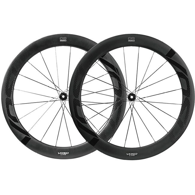 VOSO COREディスクブレーキ：センターロックコア60 リム外幅：30mm、リム内幅：24mmハブベアリング：スチール前輪スポークパターン：20H、1:1、ディスク側×2、反ディスク側×2後輪スポークパターン：20H、1:1、ドライブ側×2、ディスク側×2フレーム側スペック：100/142ミリ スルーアクスルフリーハブ：フリーボディ シマノ11〜12速対応（8〜10速は別途スペーサーが必要）別売でSRAM XDRフリーボディもございます。対応フレーム：142ミリ スルーアクスルディスクブレーキ商品内容：前輪1、後輪1、リムフラップ×2対応タイヤ：クリンチャー、チューブレスレディ、チューブレス（チューブレス用のリムテープ、バルブ、シーラントは別途ご用意ください。）リムハイト：フロント 60mm、リア 60mm重量フロント+リア（±3％）：1400gスポーク素材：カーボンブレーキ：ディスクブレーキ商品のカラー・サイズについて商品のカラーはディスプレイの種類等により、実物と異なって見える場合がございます。掲載商品の仕様、ロゴ等のデザインは改良のため、変更される場合がございます。また、メーカーが発表していない寸法や個人的なフィット感についてはお答えいたしかねます。あらかじめご了承ください。沖縄県への送料について 沖縄県への発送に送料無料は適用されません。購入金額に関わらず1,650円（税込）が通常送料に別途加算されます。