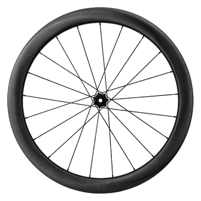 VOSO LITE 50　スチールスポークレーシングホイールセット2026 VOSO LITE 50は、構造そのものに重点を置きました。剛性と重量、軽量性と空力性能の持続的なバランスを追求し、より優れたソリューションを実現するために設計されています。1290g260g軽量化、剛性14％向上SAPIM CX-RAYスチールスポーク1本わずか4.3g、大幅な性能向上内幅24.5mm28％向上、飛躍的に快適性が向上一体型フリーフローティングラチェット優れた噛み合い効率とメンテナンス性を実現東レT1000+T800カーボンファイバー強化により、剛性対重量比が大幅に向上LITE 50 リム塗装のないリムが、カーボンファイバー本来の光沢と質感を際立たせながら、軽量化を実現。東レT1000+T800カーボンファイバーを使用し、精密な積層角度で一貫した高品質を実現。ベアリング2:1の競技用スポーク配置により、左右の張力差を均一化し、より安定したパフォーマンスを発揮。ドライブサイドは3Xスポークを採用し、高い強度とレスポンスを実現。SAPIM CX-Rayスポーク空力性能を最適化したSAPIM CX-Ray最高級スチールスポークを採用。SAPIMセルフロック式スポークニップルとの組み合わせ。CX-Rayスポークは強度と柔軟性を兼ね備え、ほとんどのバイクタイプに対応。中央部は特殊な金型で延伸・プレス成形することで、独自の形状を実現。世界中のトップレーサーやトライアスリートが愛用するスポークです。内幅24.5mm外幅30.5mmリム高50mm外幅の拡大により、優れた空力性能とタイヤのホールド力・安定性が向上エアボリュームの増加により、快適性が効果的に向上し、パワーロスを低減ハンドビルト厳格な基準に基づき、組み付けはレース水準個々のパーツだけでなく、ホイールセット全体の組み付けが高い水準でまとまっています。アルティメートシリーズは、リム形状、スポーク、ハブからテンションバランスに至るまで、ホイールシステム全体の最適化を念頭に開発されています。優れたホイール組み立て技術により、剛性、応答性、安定性、耐久性が完璧なバランスで実現されます。スポークは高い職人技で高精度に手組みされています。スポークテンション：130kgf、テンション誤差は5kgf以内です。コラボレーション2026年シーズン私たちは中国男子ナショナルロードサイクリングチームをスポンサーし、複数のプロ強豪チームをサポートしています。ラボでの性能検証だけでなく、高強度トレーニングや公式レースといった実戦での厳しいテストにも耐えています。プロライダーにとって、ホイールセットは軽量であるだけでなく、安定性、ダイレクトな操作性、そして信頼性も求められます。これこそが、私たちが常に追求する製品開発の方向性です。システム：センターロックディスクブレーキ、スルーアクスル（純正オープンワッシャー付き）カラー：ダークロゴ重量：1290g フロント585g/リア705gリム：内幅 24.5mm外幅 30.5mmリムタイプ：フックドリム素材：東レT1000 + T800軽量カーボンリムハブ：VOSOハブハブ間隔：フロント 12×100mm、リア12×142mmフリーハブボディ：リア 36Tフローティングラチェットシステムベアリング：フロント 6802×2、リア 15267×2、6802×2スポーク：SAPIM CX-Rayスポークスポークパターン：2：01本数：21商品のカラー・サイズについて商品のカラーはディスプレイの種類等により、実物と異なって見える場合がございます。掲載商品の仕様、ロゴ等のデザインは改良のため、変更される場合がございます。また、メーカーが発表していない寸法や個人的なフィット感についてはお答えいたしかねます。あらかじめご了承ください。沖縄県への送料について 沖縄県への発送に送料無料は適用されません。購入金額に関わらず1,650円（税込）が通常送料に別途加算されます。