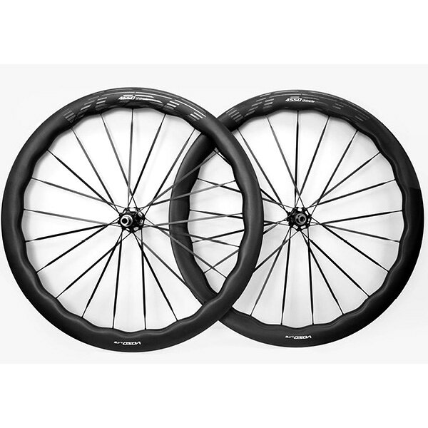 VOSO LITE ULTIMATEディスクブレーキ：センターロックライトアルティメイト45-50 リム外幅：29mm、リム内幅：22mmハブベアリング：セラミック前輪スポークパターン：21H、2：1、ディスク側×2、反ディスク側（ストレートプル）後輪スポークパターン：21H、2：1、ドライブ側×2、ディスク側×1フレーム側スペック：100/142ミリ スルーアクスルフリーハブ：フリーボディ シマノ11〜12速対応（8〜10速は別途スペーサーが必要）別売でSRAM XDRフリーボディもございます。対応フレーム：142ミリ スルーアクスルディスクブレーキ商品内容：前輪1、後輪1、リムフラップ×2対応タイヤ：クリンチャー、チューブレスレディ、チューブレス（チューブレス用のリムテープ、バルブ、シーラントは別途ご用意ください。）リムハイトフロント：45-50mmリムハイトリア：45-50mmホイール形状：WAVE重量：±3％（フロント+リア）1320gスポーク素材：カーボンブレーキ：ディスクブレーキ商品のカラー・サイズについて商品のカラーはディスプレイの種類等により、実物と異なって見える場合がございます。掲載商品の仕様、ロゴ等のデザインは改良のため、変更される場合がございます。また、メーカーが発表していない寸法や個人的なフィット感についてはお答えいたしかねます。あらかじめご了承ください。沖縄県への送料について 沖縄県への発送に送料無料は適用されません。購入金額に関わらず1,650円（税込）が通常送料に別途加算されます。