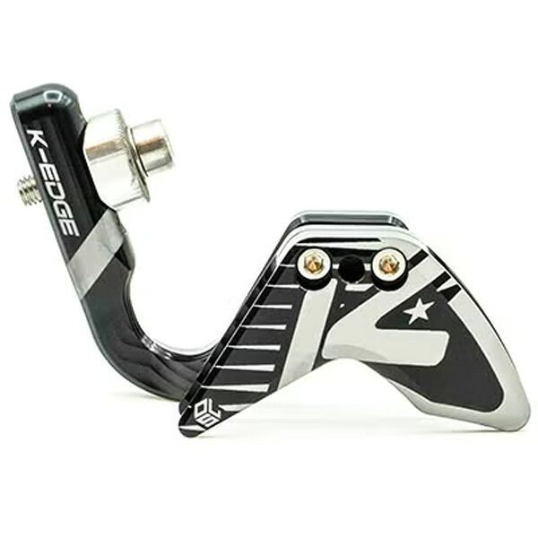 K-EDGEから、1x（フロントシングル）大型チェーンリングに対応する「1x Elevate Large Ring Race Chain Guide」が登場しました。本製品は、K13-080「Race Chain Guide for 1X」の後継モデルです。近年の大型化・ワイドレンジ化が進むギアやドライブトレインに対応するため、K-EDGEが培ってきた1xチェーンガイドの設計をさらに進化させました。従来モデル比26％の軽量化に加え、チェーン脱落時のトラブルを軽減する「Elevated設計」と、取り付け・調整をより簡単かつスピーディーにするK-EDGE OLS（Opposing Locking System）を採用。ロードレースからグラベルまで、さまざまなライドシーンで確かなチェーン保持性能を発揮し、ライダーが走りに集中できる環境をサポートします。レムコ・エヴェネプールやタデイ・ポガチャルといった世界のトッププロも使用しており、52〜68Tの大径チェーンリングを使用するレーサーや、レース志向のライダーにおすすめです。なぜ「Elevate」なのか?チェーンが外れた状態でバックペダルすると、外れたチェーンがチェーンリング周辺に噛み込み、ドライブトレインに大きな負荷がかかることがあります。 「Elevate」の名の由来となったエレベーテッド設計は、脱落したチェーンをフロントチェーンリングの歯先よりも高い位置へ持ち上げることで、こうしたチェーンの噛み込みを抑制します。さらに、その状態からペダルを前方向へ回すことで、チェーンがチェーンリングへスムーズに復帰するよう設計されています。1xシステムにおけるチェーン脱落時のリスクを軽減し、トラブルが発生しそうになった際にもライダーが素早く走行へ復帰できるようサポートします。K-EDGE Opposing Locking System（OLS）とは？3本のアクセスしやすい調整ネジにより、グラベル、ロード、TTバイクなどの多様なフレーム形状や直付け台座（ブレイズオン）の位置、最新のドライブトレインに合わせて、チェーンガイドを簡単かつ正確に調整できる機構です。対向配置された調整ネジによってチェーンガイドの内側・外側のリミットを設定し、チェーンラインに合わせて角度（ヨー角）を調整することで、スムーズにセットアップできます。適切にセットアップすることでチェーンガイドを確実な位置に固定し、高いチェーン保持性能を発揮。ライド中のチェーン脱落リスクを軽減し、ロードレースからグラベルまで安心して走行に集中できるようサポートします。対応チェーンリング：52〜68T重量：40.6g調整可能チェーンライン：45〜49mm※直付け台座からBB軸までの位置によって異なります。商品のカラー・サイズについて商品のカラーはディスプレイの種類等により、実物と異なって見える場合がございます。掲載商品の仕様、ロゴ等のデザインは改良のため、変更される場合がございます。また、メーカーが発表していない寸法や個人的なフィット感についてはお答えいたしかねます。あらかじめご了承ください。沖縄県への送料について 沖縄県への発送に送料無料は適用されません。購入金額に関わらず1,650円（税込）が通常送料に別途加算されます。
