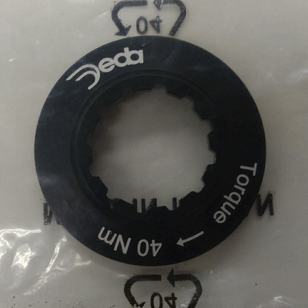 ディスクブレーキハブ用センターロックリング。12mmと15mmのスルーアクスルに適しています。商品のカラー・サイズについて商品のカラーはディスプレイの種類等により、実物と異なって見える場合がございます。掲載商品の仕様、ロゴ等のデザインは改良のため、変更される場合がございます。また、メーカーが発表していない寸法や個人的なフィット感についてはお答えいたしかねます。あらかじめご了承ください。沖縄県への送料について 沖縄県への発送に送料無料は適用されません。購入金額に関わらず1,650円（税込）が通常送料に別途加算されます。