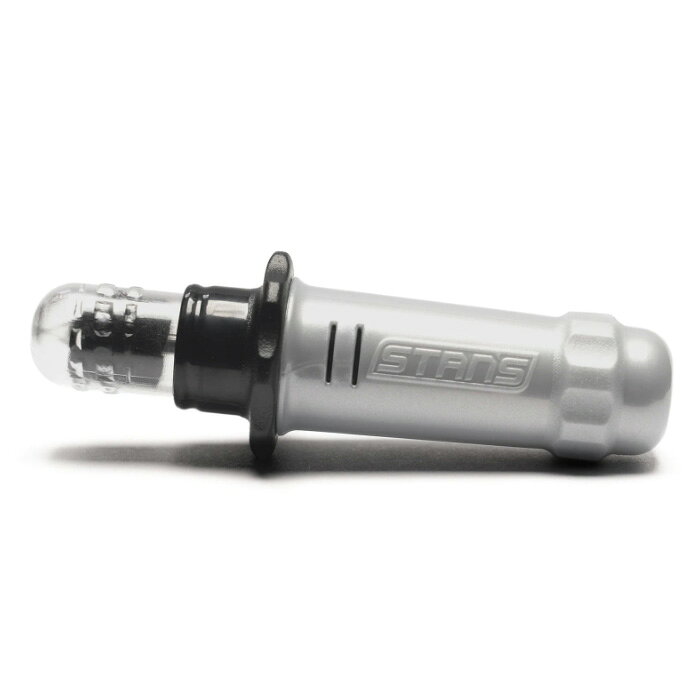 通常のパンク修理キットで塞げない時に2019年にDual Action Repair for Tubeless（DART）ツールを発表しました。その後の改良を経て、オリジナルDARTツールとして再リリース。シーラント剤だけでは塞げない穴を素早く、簡単、確実に修理するために開発されました。従来のパンク修理プラグ型ツールは自動車用として開発されており、自転車用に最適化されていませんでした。DARTは自転車用に最適化し、リムやリムテープだけでなく人体にとっても危険性が少なくなるよう設計されています。同ブランドのシーラントと組み合わせることで、先端にあるレーザーカットされた黒い樹脂素材と化学的に反応し、素材とその周囲を埋めて素早くパンクに対応します。ツール自体もコンパクトな設計になっており、重量もわずか15gと軽量に作られています。ステンレス製挿入ロッドに改良され新しくなりました。DART2本付属（先端＋スペア×1）、詰め替え用は別売り黒い樹脂素材を埋め込んだ後は切り取り不要ボディ内部にスペアを格納ビルトインバルブコアリムーバーも装備商品のカラー・サイズについて商品のカラーはディスプレイの種類等により、実物と異なって見える場合がございます。掲載商品の仕様、ロゴ等のデザインは改良のため、変更される場合がございます。また、メーカーが発表していない寸法や個人的なフィット感についてはお答えいたしかねます。あらかじめご了承ください。沖縄県への送料について 沖縄県への発送に送料無料は適用されません。購入金額に関わらず1,650円（税込）が通常送料に別途加算されます。