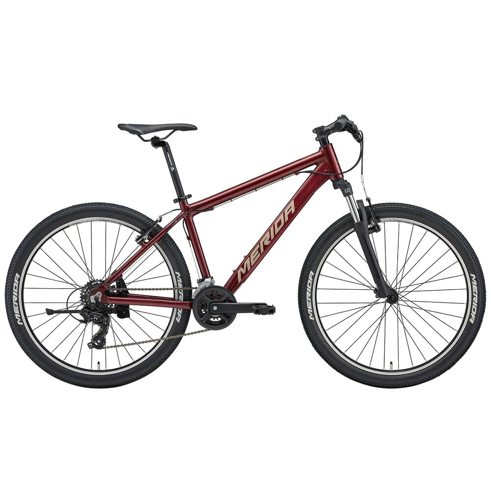 軽量なVブレーキを採用したフロントサスペンション搭載26インチホイールMTBスタンドは付属しません。MERIDA のマウンテンバイクラインナップのエントリーモデルとなるMATTS 6.5-Vにも、レーシングバイクの開発で培った数々のアルミテクノロジーを採用。軽量で整備性に優れるVブレーキを採用し、SR SUNTOUR製フロントサスペンションと組み合わせることで、オンロードでもオフロードでも思い通りの走りを実現したロングセラーモデル。2026モデルではカラーとスペックがアップデート。RACELITE 61 ALUMINIUMMERIDA特有のヒートトリートメントを施したダブルバテッドアルミニウム合金6061 アルミは独自の加工技術と組み合わせる事で高いパフ ォーマンスを実現しました。フレーム：MATTS Vフォーク：SR Suntour XCE28 80ヘッドセット：FSA NO.10リアサスペンション：N.Aギヤクランク：Prowheel TM-CY01 36-22T L:165mm(S), 170mm(M/L)BBセット：FSA BB-7420ST Cartridge BearingF.ディレーラー：SHIMANO FD-M315R.ディレーラー：SHIMANO Tourney RD-TY300F/Rシフター：SHIMANO ST-EF500F.ブレーキセット：MTV-X117AR.ブレーキセット：MTV-X117Aブレーキローター：-リム：MERIDA-MATTS-26-Vチューブレス：対応 -スポーク：Steel 14GF.ハブ：JY-751DSE 32H QRR.ハブ：JY-362TSE 32H QRF/R タイヤ：KENDA K-1047 26x2.1”ギヤ：SHIMANO TOURNEY CS-HG200-7 12-32T 7Sチェーン：KMC M700ハンドルバー：MERIDA COMP 560 WHBハンドルステム：MERIDA COMP MAT aluminium 31.8 DSH 0 ASD 75mm(S),90mm(M/L)サドル：MERIDA SPORTシートピラー：MERIDA SPEED φ 27.2シートクランプ：MERIDAペダル：SP-875チューブ・バルブ：英式バルブ付属品：ベル、ロック、リフレクター重量：13.3kg(M)防犯登録について通信販売にて防犯登録を行うことは禁止されている為、お受けすることができません。自転車の到着後、保証書、身分証明書等をお持ちの上、お近くの自転車防犯登録所（自転車販売店等）にてご自身で手続き(有料)をお願いいたします。商品のカラー・サイズについて商品のカラーはディスプレイの種類等により、実物と異なって見える場合がございます。掲載商品の仕様、ロゴ等のデザインは改良のため、変更される場合がございます。また、メーカーが発表していない寸法や個人的なフィット感についてはお答えいたしかねます。あらかじめご了承ください。※完成車の送料について※完成車の沖縄・離島地域への発送には、表示送料に追加で送料が必要です。(送料無料と表示がある場合でも別途必要です)※組立整備が必要な商品の為、ご注文から出荷までに7〜10営業日ほどお時間を頂戴しております。 ※ご指定日を入力いただいても、ご要望にお応えできない場合がございます。※完成車の発送について ※完成車の沖縄・離島地域への発送には、表示送料に追加で送料が必要です。 ワールドサイクルで完成車を購入する場合、下記動画を参考に組み立てを行ってください。前後輪とシートポストの取り付け作業が必要となります。取り付けに自信のない場合は、リアル店舗でのご購入をおすすめいたします。