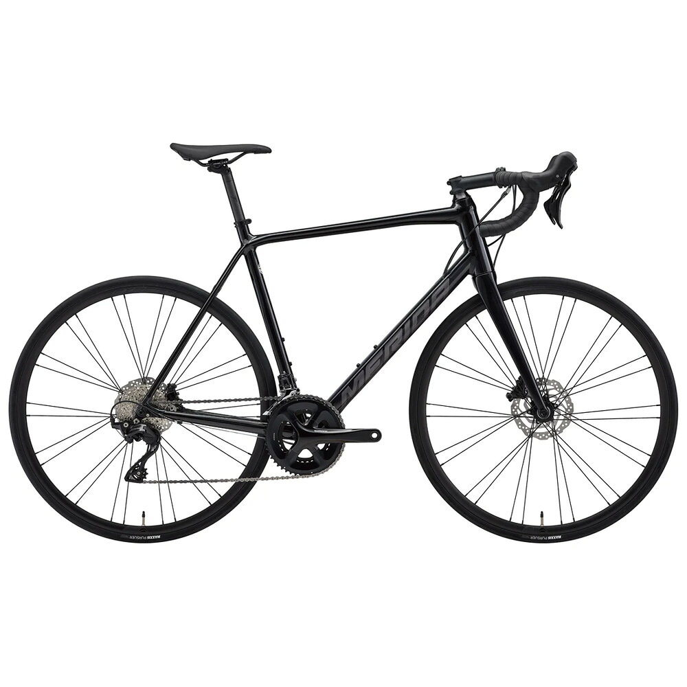 トリプルバテッドアルミフレームとリヤ12速の新型Shimano 105を採用ペダル、スタンドは付属しません。レース用機材がアルミフレーム中心だった時代からの長い歴史を持つMERIDAの技術を取り入れたトリプルバテッドアルミフレームは、バランスの取れた剛性と軽さ、そして空力性能を両立した高性能フレーム。ディスクブレーキ、前後ディレーラーにShimano105を採用し、カーボンフォークを搭載。高品質なMERIDA本社工場製フレームの走りを堪能できるオールラウンドモデル。PROLITE 66 TRIPLE BUTTED ALUMINIUMMERIDAのアルミニウムラインナップの中で最高級の6066高張力アルミニウムを採用したフレーム。チューブに3段階の厚みを持たせたトリプルバテッドを採用し、STW（重量比剛性）に優れた素材へ進化させました。HYDRO FORMING SYSTEM(HFS)油圧成型によってチューブを成型するハイドロフォーミング製法を採用したフレーム。PRO-LITE 66トリプルバテッドアルミニウムと組み合わせる事で、さらなる軽量化を実現しました。X-TAPER HEADTUBE外部バテッドしたヘッドチューブ形状と下側1.5インチの大径ベアリングを持つテーパーヘッドセットを採用。ヘッド周りの剛性だけでなくフォークまで高剛性化する事が可能で、ハンドリングの正確さを向上させました。SMOOTH WELDINGスムースな溶接跡を実現する溶接技術。美しい外観と、溶接強度の両立を実現。機能だけでなく見た目の美しさにもこだわるMERIDAならではの作り込み技術です。INTERNAL CABLE ROUTINGケーブルや油圧ホースをフレームチューブに内蔵化するのは単に美しいルックスを求めるライダーから0.01秒を競うレーサーの為にあらゆる工夫を凝らし、次世代へと進化を遂げました。フレーム：SCULTURA DISC LITEフォーク：SCULTURA CF2 discヘッドセット：MERIDA-2331 Neckギヤクランク：SHIMANO FC-RS520 50-34T L:165mm(3S/XXS) 170mm(XS/S/SM) 172.5mm(ML)175mm(L)BBセット：SHIMANO 105 SM-BB71-41BF.ディレーラー：SHIMANO 105 FD-R7100FR.ディレーラー：Shimano 105 RD-R7100F/Rシフター：SHIMANO 105 ST-R7120F.ブレーキセット：SHIMANO 105 BR-R7170R.ブレーキセット：SHIMANO 105 BR-R7170ブレーキローター：SHIMANO RT-10 160mm centerlockリム：MERIDA EXPERT Discチューブレス対応：notスポーク：Stainless 14GF.ハブ：NOVATEC D981SB-CL-12R.ハブ：NOVATEC D872SB-CL-X12-12SF/R タイヤ：Maxxis Pursuer 700x25C foldギヤ：Shimano 105 CS-R7101 11-34T 12Sチェーン：Shimano CN-M6100ハンドルバー：MERIDA EXPERT SL80mm(3S/XXS) 400mm(XS/S) 420mm(SM/ML)ハンドルステム：MERIDA MAT aluminium DSH 0 ASD70mm(3S) 80mm(XXS/XS) 90mm(S) 100mm(SM/ML)サドル：MERIDA COMP SLシートピラー：MERIDA EXPERT 27.2 DSP 0 SSBシートクランプ：MERIDA EXPERTペダル：N.A.チューブ・バルブ：仏式バルブ付属品：ベル、ロック、リフレクター重量：9.0kg(3S)防犯登録について通信販売にて防犯登録を行うことは禁止されている為、お受けすることができません。自転車の到着後、保証書、身分証明書等をお持ちの上、お近くの自転車防犯登録所（自転車販売店等）にてご自身で手続き(有料)をお願いいたします。商品のカラー・サイズについて商品のカラーはディスプレイの種類等により、実物と異なって見える場合がございます。掲載商品の仕様、ロゴ等のデザインは改良のため、変更される場合がございます。また、メーカーが発表していない寸法や個人的なフィット感についてはお答えいたしかねます。あらかじめご了承ください。※完成車の送料について※完成車の沖縄・離島地域への発送には、表示送料に追加で送料が必要です。(送料無料と表示がある場合でも別途必要です)※組立整備が必要な商品の為、ご注文から出荷までに7〜10営業日ほどお時間を頂戴しております。 ※ご指定日を入力いただいても、ご要望にお応えできない場合がございます。※完成車の発送について ※完成車の沖縄・離島地域への発送には、表示送料に追加で送料が必要です。 ワールドサイクルで完成車を購入する場合、下記動画を参考に組み立てを行ってください。前後輪とシートポストの取り付け作業が必要となります。取り付けに自信のない場合は、リアル店舗でのご購入をおすすめいたします。