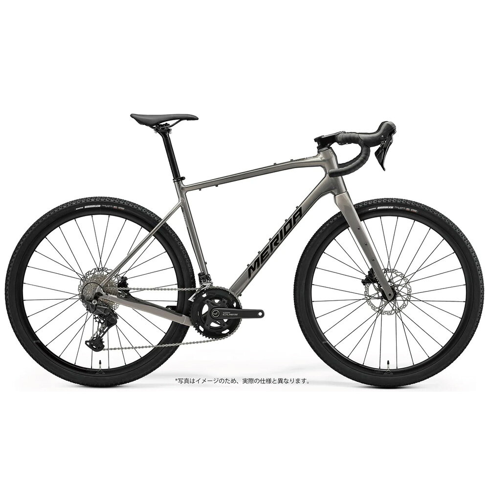 SILEX LITE 2アルミフレームとShimano CUESを採用したグラベルツーリングバイクペダル、スタンドは付属しません。快適なジオメトリーのSILEX LITE 2アルミフレームと卓越した快適性に定評あるSILEXカーボンフォークにShimano CUESを組み合わせたグラベルツーリングバイク。日数も路面も自由な自分だけのツーリングスタイルを発見出来る多用途性はSILEXだけの独自の世界。PROLITE 66 TRIPLE BUTTED ALUMINIUMMERIDAのアルミニウムラインナップの中で最高級の6066高張力アルミニウムを採用したフレーム。チューブに3段階の厚みを持たせたトリプルバテッドを採用し、STW（重量比剛性）に優れた素材へ進化させました。HYDRO FORMING SYSTEM(HFS)油圧成型によってチューブを成型するハイドロフォーミング製法を採用したフレーム。PRO-LITE 66トリプルバテッドアルミニウムと組み合わせる事で、さらなる軽量化を実現しました。X-TAPER HEADTUBE外部バテッドしたヘッドチューブ形状と下側1.5インチの大径ベアリングを持つテーパーヘッドセットを採用。ヘッド周りの剛性だけでなくフォークまで高剛性化する事が可能で、ハンドリングの正確さを向上させました。SMOOTH WELDINGスムースな溶接跡を実現する溶接技術。美しい外観と、溶接強度の両立を実現。機能だけでなく見た目の美しさにもこだわるMERIDAならではの作り込み技術です。INTERNAL CABLE ROUTINGケーブルや油圧ホースをフレームチューブに内蔵化するのは単に美しいルックスを求めるライダーから0.01秒を競うレーサーの為にあらゆる工夫を凝らし、次世代へと進化を遂げました。DOWN TUBE-EXITダウンチューブ下側に設けられたケーブルアウトレットにより、インターナルケーブルルーテ ィングながらメンテナンス性能を大幅に向上。ケーブルのトラブルを回避しながら、ケーブル交換時にはメカニックを煩わせることのないシステム。F-MOUNTフェンダーを美しく、簡単に装着する事に対応したフレーム。C-MOUNTC-Mountが用意されているバイクはリアキャリアの装着が容易かつ確実。（モデルにより専用のラックのみに対応しています。）フレーム：SILEX LITE 2フォーク：MERIDA SILEX 2 CF2ヘッドセット：Acros ICR MERIDA external neckギヤクランク：Shimano CUES FC-U4000-1 42T L:170mmBBセット：Shimano BBUN101F.ディレーラー：N.AR.ディレーラー：Shimano CUES RD-U4000F/Rシフター：Shimano CUES ST-U4030F.ブレーキセット：Shimano CUES Hydraulic DiscR.ブレーキセット：Shimano CUES Hydraulic Discブレーキローター：Shimano RT10 180mmリム：MERIDA COMP SL 2 チューブレス対応スポーク：Black stainlessF.ハブ：Shimano HB-TC500 100x12 CenterlockR.ハブ：Shimano FH-TC500-HM 12x142 CenterlockF/R タイヤ：Schwalbe G-One Comp K-Guard TLR 700x45Cギヤ：SunRace U9 11-46T 9Sチェーン：KMC xGlideハンドルバー：MERIDA COMP GR 2L:400mm(XS/S) L:420mm(M) L:440mm(L)ハンドルステム：MERIDA COMP CC aluminium 31.8mm -7° ASD L:80mmサドル：MERIDA COMP SL 25％ recycled V-mountシートピラー：MERIDA COMP CC 27.2mm MAT aluminiumペダル：N.A.チューブ・バルブ：仏式バルブ付属品：ベル、ロック、リフレクター重量：11.6kg(M)防犯登録について通信販売にて防犯登録を行うことは禁止されている為、お受けすることができません。自転車の到着後、保証書、身分証明書等をお持ちの上、お近くの自転車防犯登録所（自転車販売店等）にてご自身で手続き(有料)をお願いいたします。商品のカラー・サイズについて商品のカラーはディスプレイの種類等により、実物と異なって見える場合がございます。掲載商品の仕様、ロゴ等のデザインは改良のため、変更される場合がございます。また、メーカーが発表していない寸法や個人的なフィット感についてはお答えいたしかねます。あらかじめご了承ください。※完成車の送料について※完成車の沖縄・離島地域への発送には、表示送料に追加で送料が必要です。(送料無料と表示がある場合でも別途必要です)※組立整備が必要な商品の為、ご注文から出荷までに7〜10営業日ほどお時間を頂戴しております。 ※ご指定日を入力いただいても、ご要望にお応えできない場合がございます。※完成車の発送について ※完成車の沖縄・離島地域への発送には、表示送料に追加で送料が必要です。 ワールドサイクルで完成車を購入する場合、下記動画を参考に組み立てを行ってください。前後輪とシートポストの取り付け作業が必要となります。取り付けに自信のない場合は、リアル店舗でのご購入をおすすめいたします。