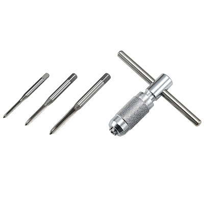 T形のハンドルと3サイズのタップをセット ● T形タップハンドル付 セット内容 M3×0.5／M4×0.7／M5×0.8 重量 95g タップは中タップが3サイズ。 ※商品のカラーはディスプレイの種類等により、実物と異なって見える場合がございます。色合いの相違による返品・交換はお受けできません。また、掲載商品の仕様、ロゴ等のデザインは改良のため、変更される場合がある事をご了承ください。沖縄県への送料について 沖縄県への発送に送料無料は適用されません。購入金額に関わらず1,650円（税込）が通常送料に別途加算されます。 　