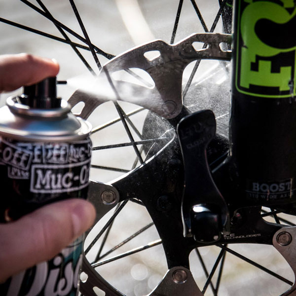 ワールドサイクルの【即納】マックオフ DISC BRAKE CLEANER 400ml[雨]｜アングル3