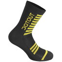 Stripe Sockファブリック：DOT HOT LIGHT使用推奨気温帯：17〜35℃ドットアウトは、2015年にイタリアで生まれたブランドです。ブランド名の由来は、終止符を意味する「DOT」と、屋外を表す「OUT」の組合せで、日々忙しく過ごす日常から離れ、サイクリングを楽しもう！という意味が込められています。イタリアでは日常がどんなに忙しくても時間を見つけサイクリングを楽しむ人が大勢います。そんな彼らのライフスタイルを体現しているのがDOTOUT（ドットアウト）です。ドットアウトのコンセプトは「BACK IN TWO HOURS（2時間で戻る）」。ちょっと走りに行ってくるね！と気軽にサイクリングを楽しみ、日常のストレスから解放される、そのひと時を楽しむというイタリアのサイクリストらしい意味が込められています。そういったストレスフリーで、豊かなサイクリングライフを過ごすために、素材は最高品質の物を使用しながらも、街並みに溶け込むカジュアルでシンプルなデザインを採用しています。ドットアウト ソックス サイズ表商品のカラー・サイズについて商品のカラーはディスプレイの種類等により、実物と異なって見える場合がございます。掲載商品の仕様、ロゴ等のデザインは改良のため、変更される場合がございます。また、メーカーが発表していない寸法や個人的なフィット感についてはお答えいたしかねます。あらかじめご了承ください。サイズ交換返品のできない商品です 充分にご注意の上、ご注文くださいませ。沖縄県への送料について 沖縄県への発送に送料無料は適用されません。購入金額に関わらず1,650円（税込）が通常送料に別途加算されます。