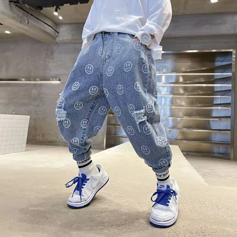 キッズ 子供服 デニムパンツ カジュアル 総柄 パンツ キッズズボン デニムパンツ男の子 キッズズボン140 男の子 女の子 春秋 秋 ゆったり 可愛い ジュニア 英文字 スマイル柄 ブルー 水色 青 ( 110cm 120cm 130cm 140cm 150cm 160cm 110 120 130 140 150 160 ) KTFB009