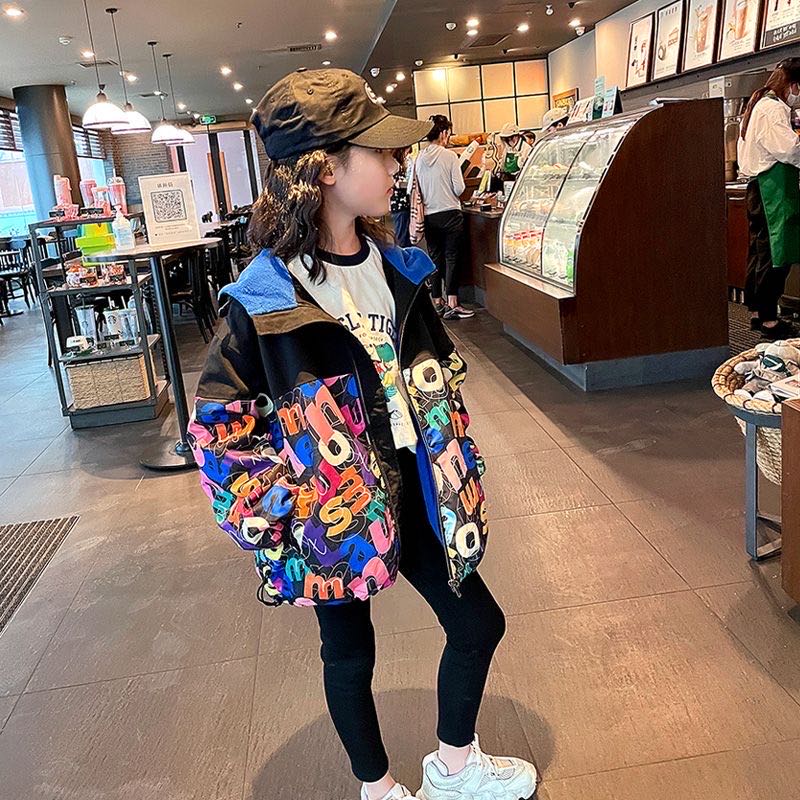 乐天商城 - 厚手ジャケット キッズ 子供服 裏起毛 厚手 キッズ裏起毛コート 女の子 ジュニア 裏ボア 総柄 英文字 防寒 キッズ 暖かい冬コート 可愛い おしゃれ フード付け 小学校 小学生 中学生 通学用 100 110 120 130 140 150 160cm KCFB085(100-160)