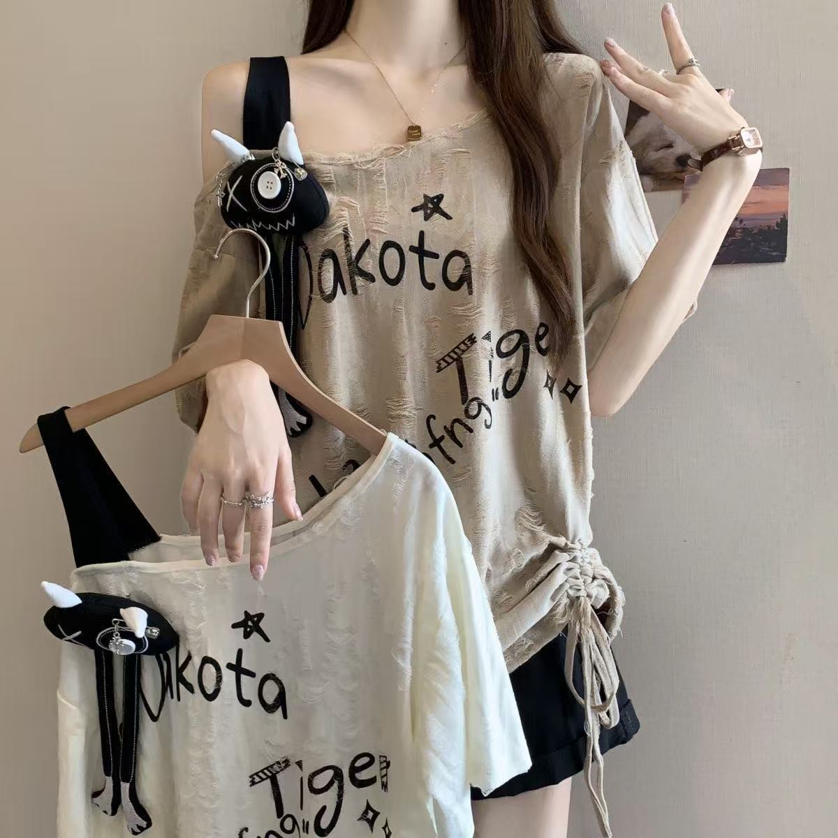 半袖tシャツ レディース トップス 肩だし tシャツ 大きいサイズ カットソー 薄手 ダメージ カジュアル ダメージ加工 縫いぐるみ付き 肩見せトップス カジュアルtシャツレディース カジュアルトップス 可愛い かわいい 夏 おしゃれtシャツ 可愛いtシャツ LUGA102(2色S-4XL)
