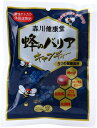 商品情報内容量100g原材料名三温糖（国内製造）、水飴、はちみつ、蜂の子粉末、乾燥ローヤルゼリー、プロポリスエキス、板藍根エキス末、殺菌乳酸菌末 ／ クエン酸、ビタミンC、香料、レシチン（大豆由来）、ビタミンD栄養成分100gあたりエネルギー386kcal、たんぱく質0.3g、脂質0.2g、炭水化物95.8g、食塩相当量0.0066g生産国日本賞味期限製造から1年間保存方法直射日光を避け、常温で保存してください。メーカー森川健康堂森川健康堂 蜂のバリア キャンディー 100g エナジードリンク味 送料無料 森川健康堂より新しいプロポリスキャンディの登場！ 食べやすくなったプロポリス配合のキャンディ 森川健康堂 蜂のバリアキャンディーは蜂の子、ローヤルゼリー、プロポリスといった3種類のみつばち由来原料に加え、板藍根、乳酸菌、ビタミンC、ビタミンDを配合。エナジードリンク風味で食べやすく、守るチカラや外敵対策、活力が欲しい時におすすめの商品です。ピリッとしたプロポリスの風味もお楽しみいただける健康サポートキャンディーです。健康サポートキャンディーとしてお召し上がりください。※原材料にはちみつを使用しております。1歳未満の乳児には与えないでください 1