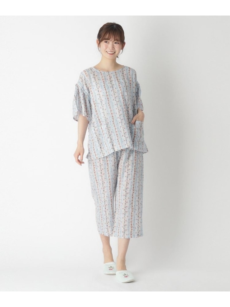 LAURA ASHLEY（ローラ アシュレイ）【一部店舗限定/楊柳生地/上下セット/着回し】エルシング ストライプ柄 リラックスウェアバラ、菊、デイジーをあしらった花柄の「エルシングストライプ」は、1991年にローラアシュレイのコレクションに登場した柄です。ふんわりと着れるベルスリーブと裾広がりのシルエットのトップスと、少し短めの七分丈パンツのセットアップルームウェアです。表面に細かい凹凸のある楊柳生地はさらっとさわやかな着心地が叶います。トップスはデザイン性があるので、ワンマイルウェアとしてデニム合わせでの着回しもおすすめです。※ウエストゴム部に「ゴム交換口」あり※ポケット数：上衣前×2※照明の関係により、実際よりも色味が違って見える場合があります。また、パソコン・スマートフォンなどの環境により、若干製品と画像のカラーが異なる場合もございます。#母の日GIFTにおすすめ型番：999909N9981289-121-00 KP4499【採寸】●製品寸法:00(FREE):上衣着丈65cm B112cm 袖丈18cm 肩幅56cm 下衣W68ー80cm H106cm 股下51cm 前股上32cm 渡り幅33cm 裾幅24cm備考:商品のサイズについて【商品詳細】インドネシア製素材：綿100％サイズ：00(FREE)※画面上と実物では多少色具合が異なって見える場合もございます。ご了承ください。商品のカラーについて 【予約商品について】 ※「先行予約販売中」「予約販売中」をご注文の際は予約商品についてをご確認ください。■重要なお知らせ※ 当店では、ギフト配送サービス及びラッピングサービスを行っておりません。ご注文者様とお届け先が違う場合でも、タグ（値札）付「納品書 兼 返品連絡票」同梱の状態でお送り致しますのでご了承ください。 ラッピング・ギフト配送について※ 2点以上ご購入の場合、全ての商品が揃い次第一括でのお届けとなります。お届け予定日の異なる商品をお買い上げの場合はご注意下さい。お急ぎの商品がございましたら分けてご購入いただきますようお願い致します。発送について ※ 買い物カートに入れるだけでは在庫確保されませんのでお早めに購入手続きをしてください。当店では在庫を複数サイトで共有しているため、同時にご注文があった場合、売切れとなってしまう事がございます。お手数ですが、ご注文後に当店からお送りする「ご注文内容の確認メール」をご確認ください。ご注文の確定について ※ Rakuten Fashionの商品ページに記載しているメーカー希望小売価格は、楽天市場「商品価格ナビ」に登録されている価格に準じています。 商品の価格についてLAURA ASHLEYLAURA ASHLEYのパジャマインナー・ルームウェアご注文・お届けについて発送ガイドラッピンググッズ3,980円以上送料無料ご利用ガイド