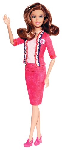 【商品名】バービーBarbie I Can Be President　アイキャンビー プレジデント ヒスパニックドール X3804　【カテゴリー】おもちゃ:人形・ドール【商品説明】バービーで大統領に？ といっても、もちろん本当に選挙に出るわけではなく、2012年アメリカで発売されたバービーの新ラインドールです。 「I Can Be…President Barbie(アイ・キャン・ビー…プレジデント〜私は大統領になれる〜)」ラインは、女性の政界進出を奨励する非営利団体「ザ・ホワイトハウス・プロジェクト」と、「少女たちの心にリーダーシップの種をまくこと」を目指して共同開発されたものです。 ミシェル・オバマ（Michelle Obama）米大統領夫人お気に入りのNYのデザイナー、クリス・ベンツ氏デザインのピンクのスーツで「選挙運動」を行います。 ウェッジソールに履き替えたことで、50年以上に及ぶバービーの歴史上初めて、ドールスタンドなしで“自立”できるようになりました。
