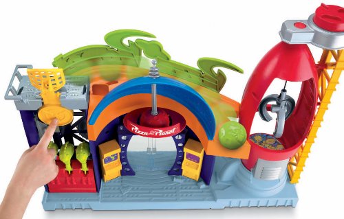 【商品名】トイストーリー Fisher-Price Imaginext Disney/Pixar Toy Story 3 Pizza Planet　 W9645【カテゴリー】おもちゃ:おもちゃ雑貨【商品説明】Imagine...a world of action & excitement where you decide what happens next! Now, imagine that world is the Disney?Pixar Toy Story movie, and you’re at the Pizza Planet with Buzz Lightyear, the Aliens and Zurg! There’s a working claw machine (just like the movie), a rocket ship and more! iIncludes Pizza Planet, Buzz Lightyear, Alien and Zurg figures, asteroid and rocket ship with projectile.