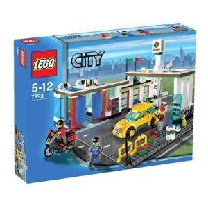 【商品名】レゴ シティ ガソリンスタンド 7993 【カテゴリー】ホビー:ブロック【商品説明】This 402 piece set includes a special road baseplate as well as 3 minifigures, plus a car and motorcycle! Fill up your tank at the gas pump, take it through the carwash, and then buy a snack in the shop - the hours of play are endless!?Contains 402 pieces ?Encourages imaginative play ?Makes a wonderful gift for any occasion