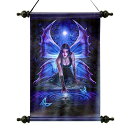 【商品名】Design Toscano Immortal Flight Gothic Fairy Canvas Wall Scroll 【カテゴリー】ホーム：インテリア【商品詳細】 CL75140 Features: -Vinyl-canvas scroll tapestry.-Ribbon loop for hanging.-Painted by artist Anne Stokes.