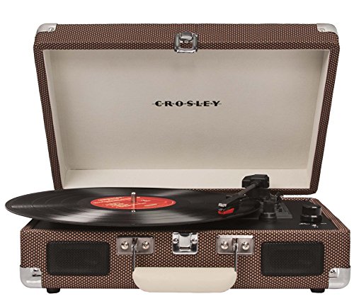 【商品名】Crosley CR8005A トランク型ポータブルターンテーブル Tweed 【カテゴリー】家電・カメラ：オーディオ【商品詳細】 3段速のクロスリー・クルーザーポータブルターンテーブルは、ウッドとレザー（模造皮）で構成され、おしゃれなカバンにデザインされています。 見た目通りのアクティブで軽快な外観は、レコードプレーヤーの活躍の幅を飛躍的に広げること間違いなし。約2.5と軽量で、場所を問わず持ち運べます。 内蔵のステレオ・スピーカーを搭載しており、スピーカーに接続することなく、音楽を楽しめます。 友達の家、屋外イベント、パーティー、どこでも、あなたの行く先に、音楽を届けてくれます。 保管中も、あなたの部屋のインテリアアイテムとして活躍できる素敵なデザインを兼ね備えています