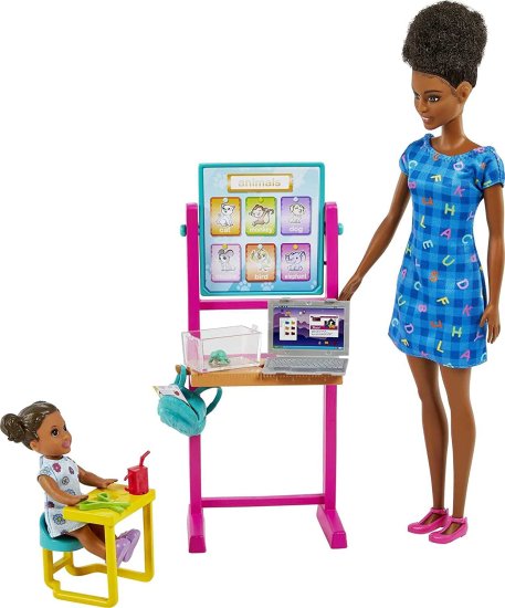ワールドセレクトショップのBarbie バービーティーチャードール（ブルネット）、幼児人形（ブロンド）、フリップボード、ラップトップ、バックパック、幼児机、ペットタートル、3歳以上の｜アングル2