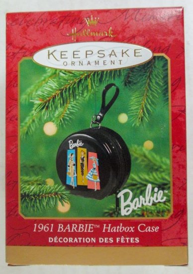 【商品名】Barbie バービー - 1961バービーハットボックス人形ケース - ホールマークオーナメントBARBIE - 1961 BARBIE HATBOX DOLL CASE - HALLMARK ORNAMENT【商品説明】・