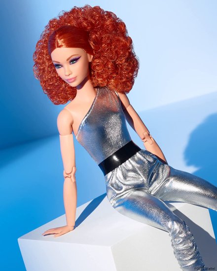 ワールドセレクトショップのBarbie バービーの署名バービーは人形（赤い巻き毛、オリジナルのボディタイプ）、完全にポーズ可能なファッション人形、コレクターへのギフト｜アングル3