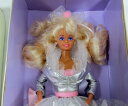 【商品名】Barbie マテル拍手金髪の特別コレクターバービー人形、拍手、COA 1990Mattel Applause Blonde Special Collector Barbie Doll, APPLAUSE, COA 1990【商品説明】・Collectible ・Discontinued ・Special Edition ・Barbie