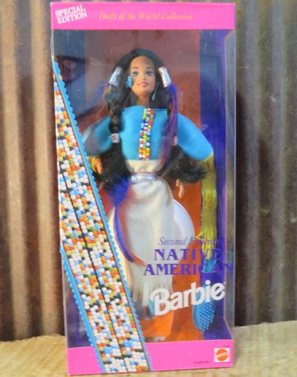 【商品名】Barbie Special Edition バービー 1993 Dolls of the World 12インチ人形コレクション - ネイティブアメリカンドレス、ブーツ、リング、イヤリング、ブラシ、ドールスタンド付きネイティブアメリカンバービー人形Special Edition Barbie 1993 Dolls of the World 12 Inch Doll Collection - Second Edition Native American Barbie Doll with Native American Dress, Boots, Ring, Earrings, Brush and Doll Stand【商品説明】・Edition: Special Edition ・Collection: Dolls of the World ??” North America ・Release Date: 1994 ・Barbie