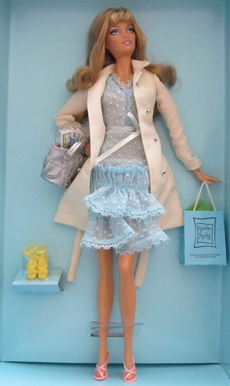 【商品名】Barbie バービーデザイナーシンシアローリードールコレクターエディションゴールドラベル（2004）Barbie Designer Cynthia Rowley Doll Collector Edition Gold Label (2004)【商品説明】・Barbie Cynthia Rowley Gold Label Collector Edition Doll is a 2004 production. ・INCLUDES: Barbie Doll approx. 11.5" tall with streaked blonde Hair, Dress w/layer skirt & ribbon bow at waist, white Coat w/white waist belt & silver bead buttons, a silvery Purse, a Pair of pink High Heel Shoes w/front straps, a Pair of yellow High Heel Shoes with ankle straps, a Packet of Faux Money (Pretend Money Bills), a blue Cynthia Rowley 'paper' Shopping Bag w/white handles & green tissue paper inside, a Doll Stand for Display, Collector Card, & a Certificate of Authenticity. ・GOLD LABEL DOLL with NO MORE than 25,000 made WORLDWIDE. All sizes, colors & details are provided to the best of my ability & may not be exact & may vary. ・For Adult Collector Ages 14+ Years. CAUTION: Small Parts Included. ・*Box has a few tiny rubs at some corners/outer edges. For Box Condition -r Email Seller for Details.
