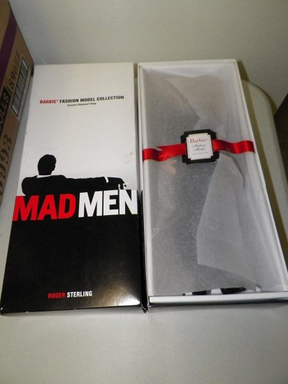 【商品名】Barbie バービーマッドメンロジャースターリング2010ゴールドレーベルコレクタードールBarbie Mad Men Roger Sterling 2010 Gold Label Collector Doll【商品説明】・Gold Label Collection 2010 ・Genuine Silkstone Body ・Less than 10,000 made worldwide ・Designed by Robert Best ・Barbie Fan Club Exclusive
