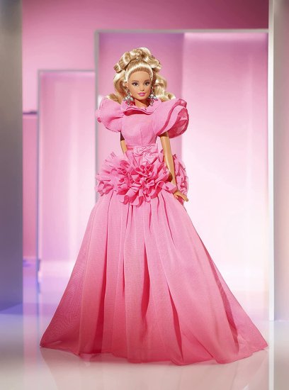 ワールドセレクトショップのBarbie バービーシグネチャーピンクコレクション人形3、シルクストーンボディとバービードール（ブロンド）、フリルのシフォンガウンを着て、コレクター向けギ｜アングル2