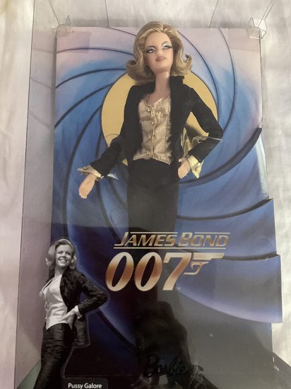 Rakuten - Barbie バービーコレクターブラックレーベルジェームズボンド007ゴールドフィンガー猫ギャロール人形
